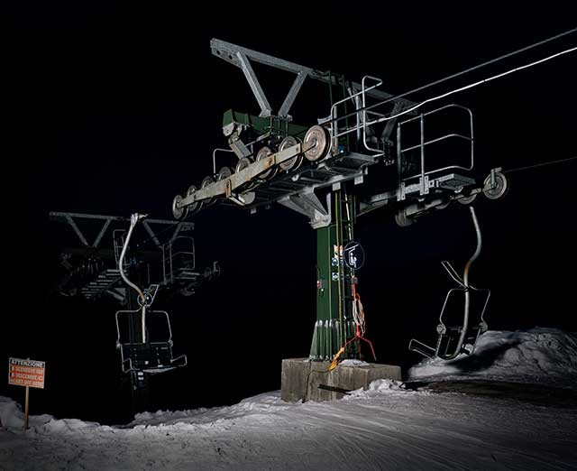 Photographie d'un télésiège dans une station de ski, la photographie est prise de nuit par Stefano Cerio, grand photographe italien.